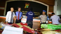 Pelaku pembunuhan Murniati dihadirkan dalam jumpa pers dengan memakai baju tahanan Polres Metro Jakarta Timur.