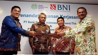 (Ki-ka) Pemimpin Divisi Corporasi dan Multi Nasional II BNI Chandra dan Direktur Utama SSMS Vallauthan Subraminam bertukar naskah kerja sama. Perjanjian kerja sama kredit ini menjadi salah satu penopang rencana Manajemen SSMS pada tahun 2017 untuk memantapkan komitmen dalam mengembangkan usaha perkebunannya.