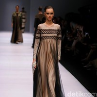 Rancangan Khanaan Shamlan yang mengangkat tema Anatolia di Jakarta Fashion Week 2017. Senayan City. Jakarta. [Foto: Mohammad Abduh/Wolipop]