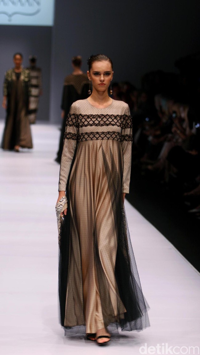 Rancangan Khanaan Shamlan yang mengangkat tema Anatolia di Jakarta Fashion Week 2017. Senayan City. Jakarta. [Foto: Mohammad Abduh/Wolipop]