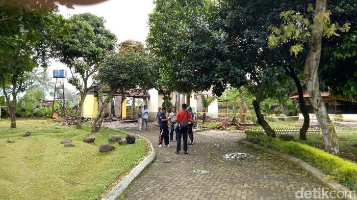 Polisi Gelar Olah TKP Markas GMBI yang Dibakar di Bogor