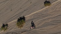 Di Reli Dakar edisi 2017 ini tercatat ada 110 pebalap motor yang berpartisipasi. Pabrikan yang berkompetisi di kelas motor pada Reli Dakar tahun ini di antaranya adalah KTM, Honda, Yamaha, Husqvarna, Hero Speedbrain, dan TVS. (Foto: REUTERS/Ricardo Moraes)