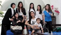 Ibu satu anak itu mengaku senang bisa membantu anak-anak tersebut. Hanif Hawari/detikHOT