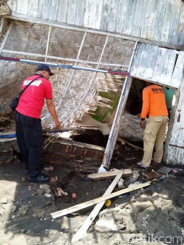 Rumah dan Perahu Nelayan Situbondo Rusak Dihantam Gelombang