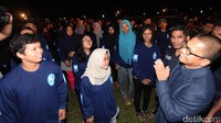 Ketua DPP PAN Yandri Susanto (kanan) didampingi Ketua BM PAN berbincang-bincang dengan para peserta jambore.