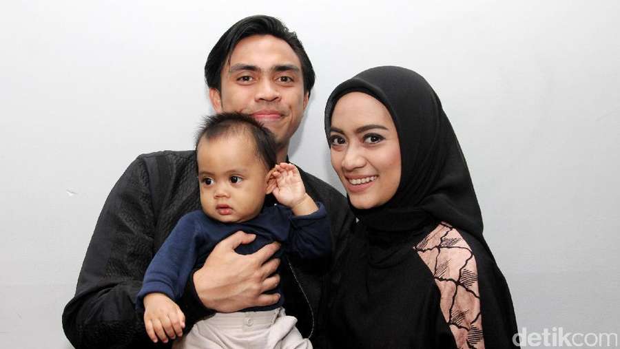 Happy Family! Potret Ditto, Ayudia Bing Slamet dan Si Lucu 