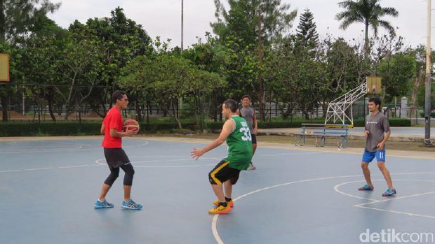 Sandiaga Uno main basket sebelum debat