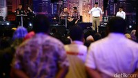 (Kiri ke kanan) Agus Harimurti Yudhoyono-Sylviana Murni, Basuki Tjahaja Purnama (Ahok)-Djarot Saiful Hidayat, dan Anies Baswedan-Sandiaga Uno berdebat soal pembangunan sosial-ekonomi untuk Jakarta.