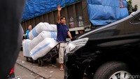 Buruh angkut menembus kemacetan di kawasan Pasar Tanah Abang.