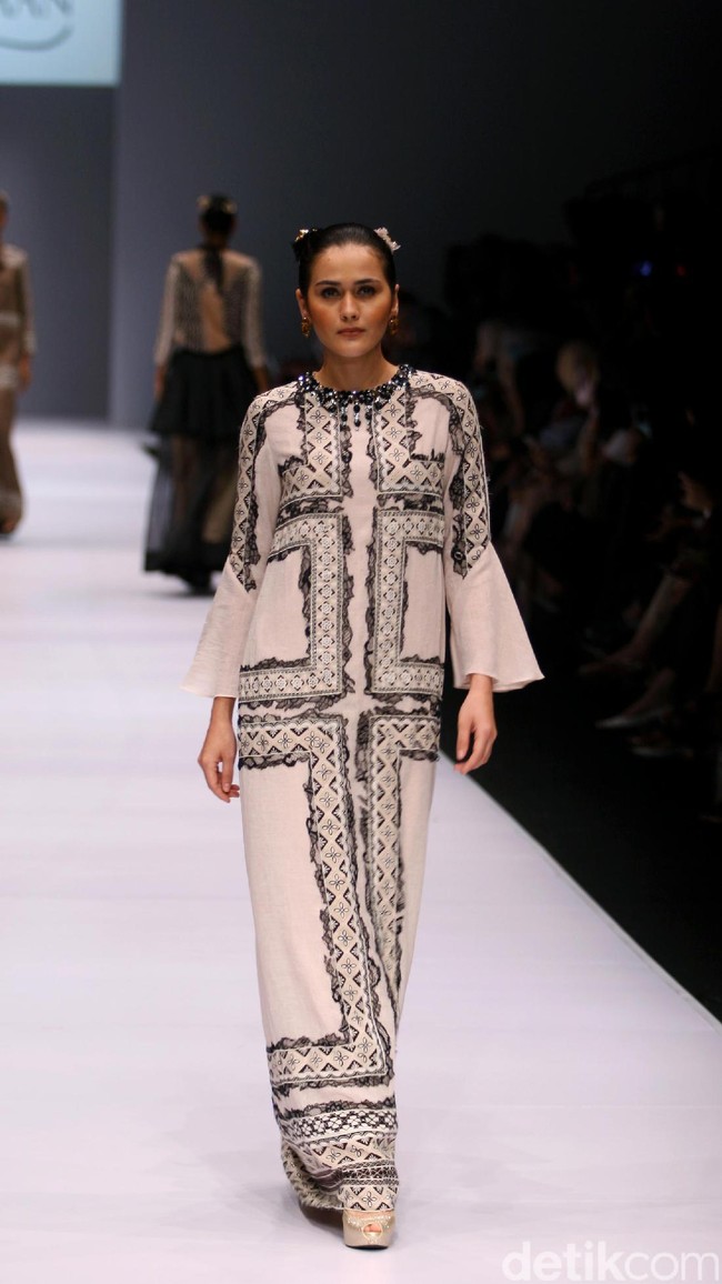 Rancangan Khanaan Shamlan yang mengangkat tema Anatolia di Jakarta Fashion Week 2017. Senayan City. Jakarta. [Foto: Mohammad Abduh/Wolipop]