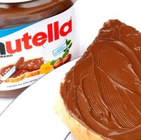 Nutella, Prancis. Mendengar kata Nutella memang teringat dengan selai coklat manis yang disukai banyak orang. Sepasang suami-istri orangtua di Prancis memilih nama Nutella karena berharap putri mereka akan menjadi manis dan populer, seperti cokelat-hazelnut spread yang identik dengan Nutella. Namun, anggota parlemen Prancis melarangnya. Seorang hakim menyatakan bahwa nama itu bertentangan dengan minat anak karena akan mengarah pada ejekan dan pernyataan yang tidak sopan. Hakim memutuskan agar orangtua mengubah nama anaknya menjadi Ella.Foto: iStock