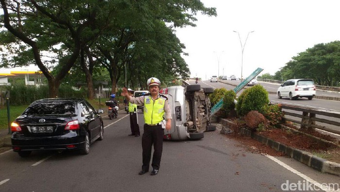 Tabrak Rambu Penunjuk Arah di Bintaro, Mobil Chevrolet Terguling
