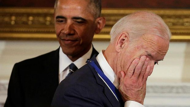 Joe Biden menyeka air mata usai dianugerahi Medali Kebebasan Kepresidenan yang merupakan penghargaan sipil tertinggi di AS