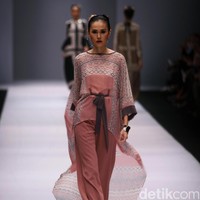 Rancangan Khanaan Shamlan yang mengangkat tema Anatolia di Jakarta Fashion Week 2017. Senayan City. Jakarta. [Foto: Mohammad Abduh/Wolipop]