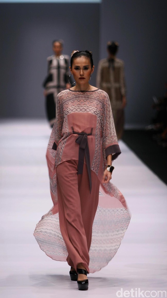 Rancangan Khanaan Shamlan yang mengangkat tema Anatolia di Jakarta Fashion Week 2017. Senayan City. Jakarta. [Foto: Mohammad Abduh/Wolipop]
