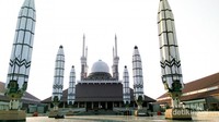 Selain langitnya sama-sama indah saat senja, masjid ini pun punya deretan paying raksasa yang bisa dibuka-tutup untuk menaungi jamaah. Pemandangan ini hampir sama indahnya dengan suasana sore yang syahdu di masjid Rasulullah SAW. Anggita R. K. Wardani/dtraveler  