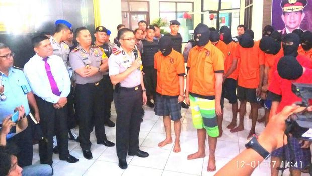 Polisi menyita barang bukti dua paket sabu yang masing-masing seberat 2,28 gram dan dan 0,44 gram.