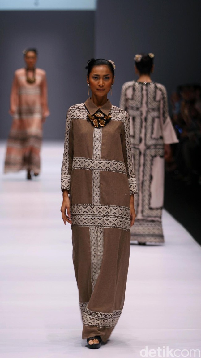 Rancangan Khanaan Shamlan yang mengangkat tema Anatolia di Jakarta Fashion Week 2017. Senayan City. Jakarta. [Foto: Mohammad Abduh/Wolipop]