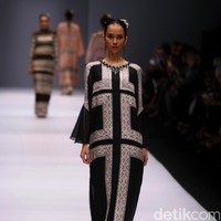 Rancangan Khanaan Shamlan yang mengangkat tema Anatolia di Jakarta Fashion Week 2017. Senayan City. Jakarta. [Foto: Mohammad Abduh/Wolipop]