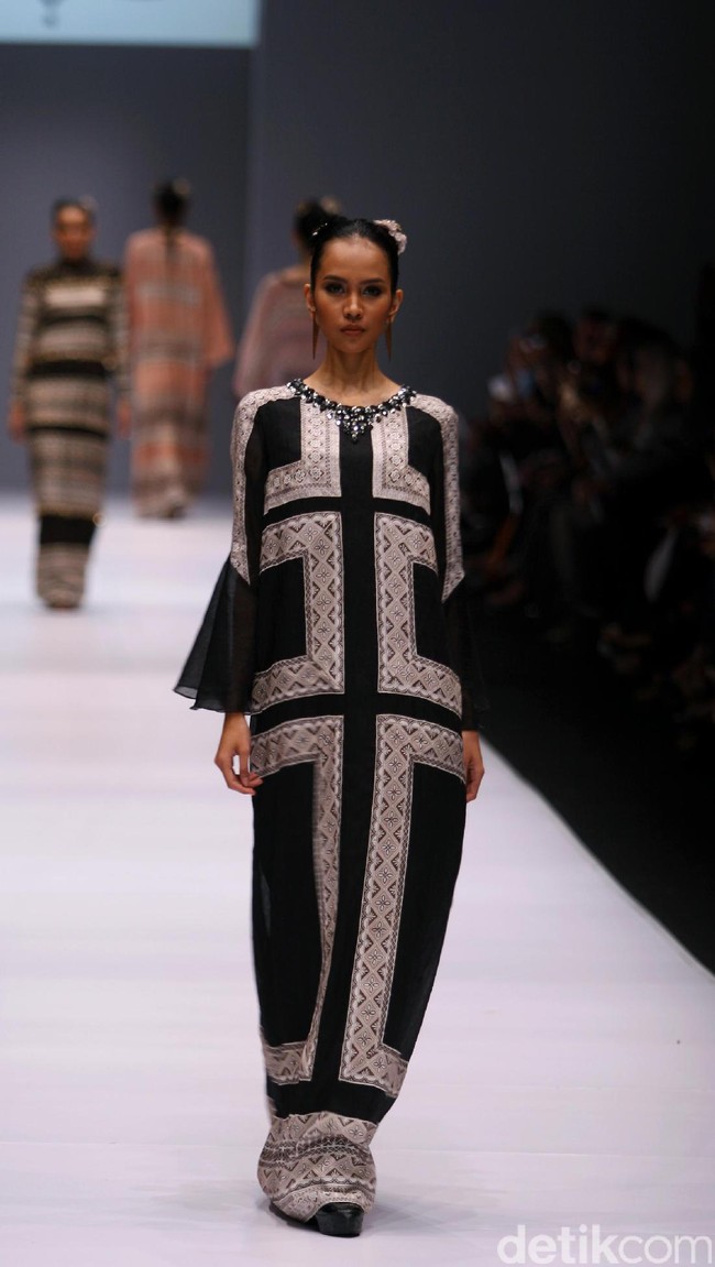 Rancangan Khanaan Shamlan yang mengangkat tema Anatolia di Jakarta Fashion Week 2017. Senayan City. Jakarta. [Foto: Mohammad Abduh/Wolipop]