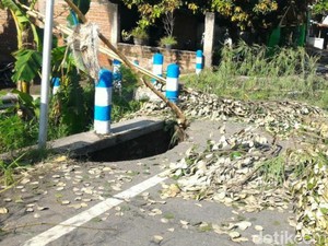 Timbunan Pendekat Jembatan Penghubung Antar Kecamatan Ambrol