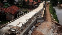 Proyek jalan inspeksi di Kalibata, Jakarta, terus dikebut pembangunannya.