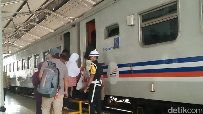Foto: Stasiun Rangkasbitung berbenah jelang dilintasi KRL (Kartika-detikcom) Foto: Stasiun Rangkasbitung berbenah jelang dilintasi KRL (Kartika-detikcom)