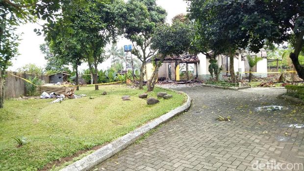  Markas GMBI di Kampung Tegal Waru, Desa Ciampea, Bogor yang dibakar, Jumat (13/1/2017)