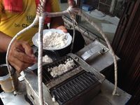 Kue Rangi Gurih yang Berpadu dengan Saus Legit