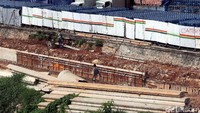 Tampak pekerja terlihat tengah menyelesaikan pembangunan jalan inspeksi di Kalibata, Jakarta, Jumat (13/01/2017).