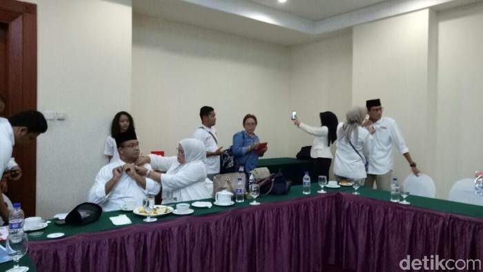 Saat Istri Anies dan Sandi Merapikan Pakaian Suami Jelang Debat