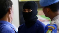 Tersangka AR dihadirkan dalam jumpa pers di Mapolres Jakarta Timur, Jumat (13/1/2017).