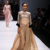 Rancangan Khanaan Shamlan yang mengangkat tema Anatolia di Jakarta Fashion Week 2017. Senayan City. Jakarta. [Foto: Mohammad Abduh/Wolipop]