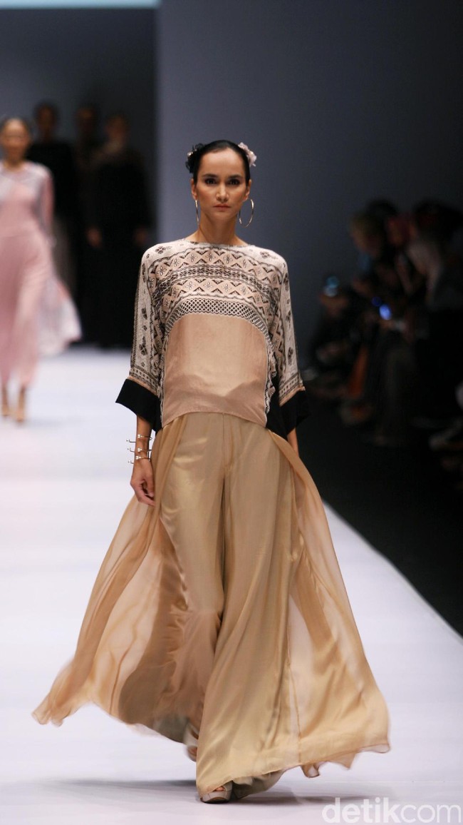 Rancangan Khanaan Shamlan yang mengangkat tema Anatolia di Jakarta Fashion Week 2017. Senayan City. Jakarta. [Foto: Mohammad Abduh/Wolipop]