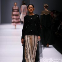 Rancangan Khanaan Shamlan yang mengangkat tema Anatolia di Jakarta Fashion Week 2017. Senayan City. Jakarta. [Foto: Mohammad Abduh/Wolipop]