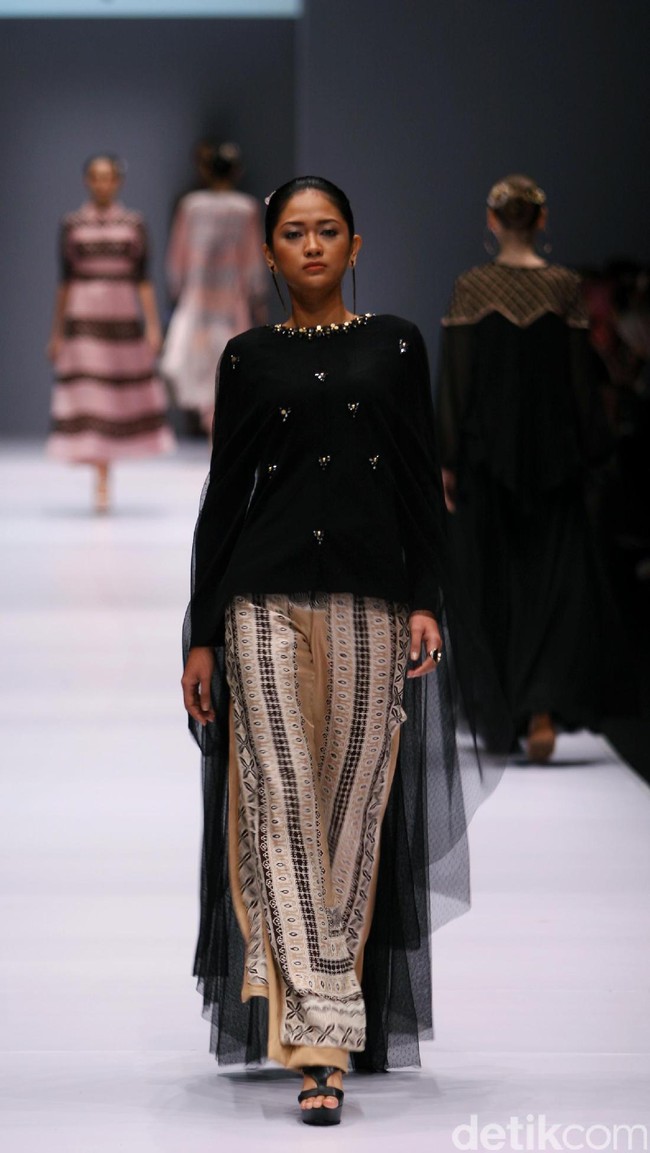 Rancangan Khanaan Shamlan yang mengangkat tema Anatolia di Jakarta Fashion Week 2017. Senayan City. Jakarta. [Foto: Mohammad Abduh/Wolipop]