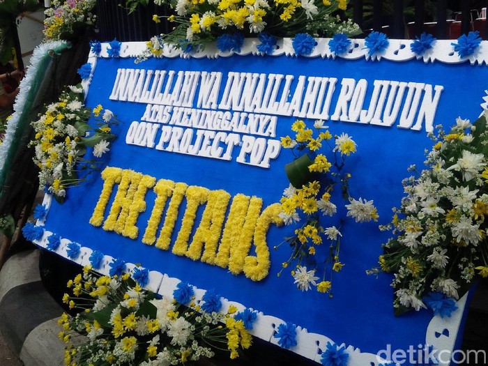 Karangan Bunga Padati Rumah Duka Oon Project Pop