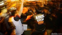 Suasana keriuhan para pendukung Agus-Sylvi di luar gedung.