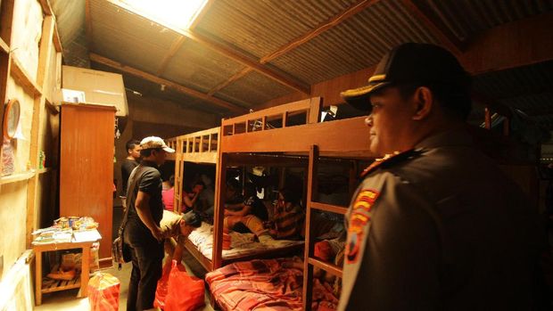 12 Perempuan ini dijanjikan pekerjaan di Singapura dengan gaji Rp 5 juta per bulan.