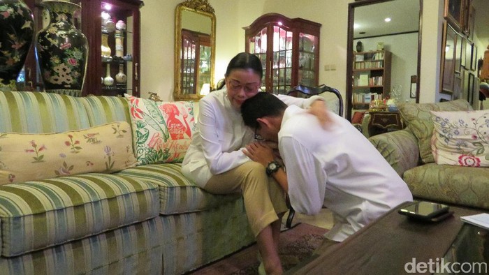 Sebelum ke Arena Debat, Sandiaga Sungkem ke Ibunda