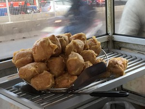 Gurih Renyah Tahu Goreng dengan Isian Pedas Menyengat