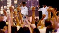 Anies Baswedan-Sandiaga Uno menyapa pendukungnya.