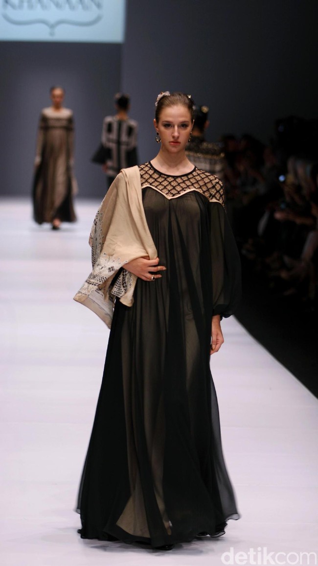 Rancangan Khanaan Shamlan yang mengangkat tema Anatolia di Jakarta Fashion Week 2017. Senayan City. Jakarta. [Foto: Mohammad Abduh/Wolipop]