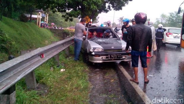 Kecelakaan Frontal Libatkan 15 Kendaraan Terjadi di Pasuruan