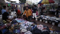 Pasar malam ini juga menjadi alternatif belanja untuk masyarakat golongan menengah ke bawah.