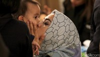 Ibu satu anak itu tampak mencium sang putra sesaat sebelum tampil. Hanif Hawari/detikHOT
