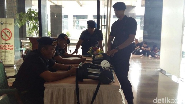 Metal Detector Dipasang di Pintu Masuk Arena Debat Pilgub DKI