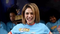 Ia pun tampak semringah saat berpose di depan kamera. Pool/Noel/detikFoto.