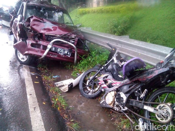 Kecelakaan Frontal Libatkan 15 Kendaraan Terjadi di Pasuruan