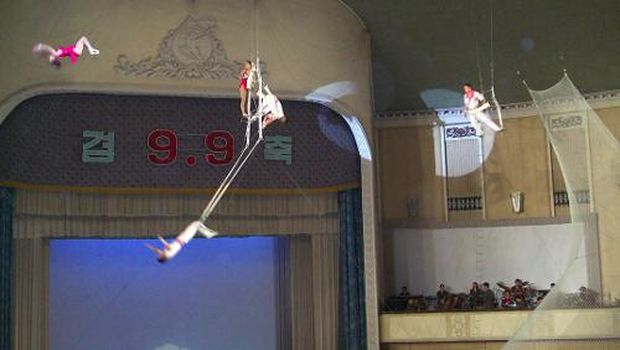 Para pemain sirkusnya beraksi (koreakonsult.com)